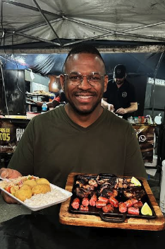 Aluno segurando tábua de churrasquinho